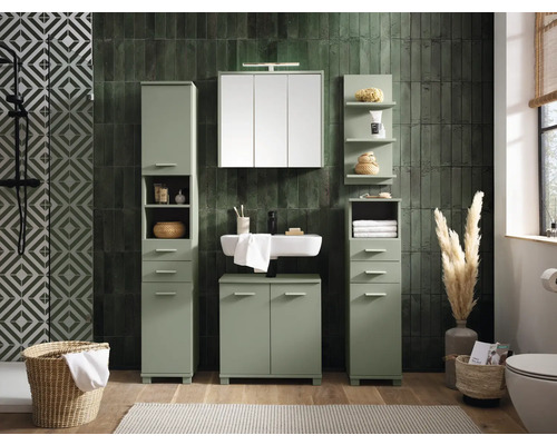 Koupelna s umyvadlem, zrcadlovou skříňkou a vysokými skříněmi