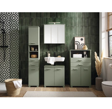 Koupelna s umyvadlem, zrcadlovou skříňkou a úložným nábytkem ve světlém odstínu