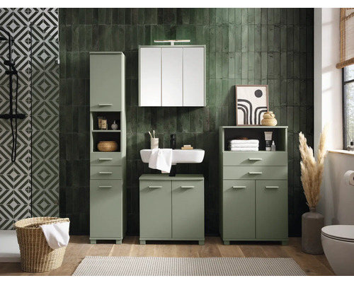 Koupelna s umyvadlem, zrcadlovou skříňkou a úložným nábytkem ve světlém odstínu