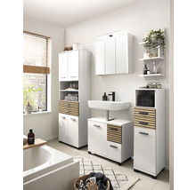 Světlá koupelna s koupelnovým nábytkem v bílé barvě a dřevěnými akcenty, včetně skříňky pod umyvadlo, vysoké skříně a zrcadlové skříňky.