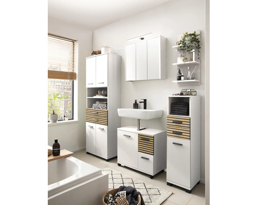 Světlá koupelna s koupelnovým nábytkem v bílé barvě a dřevěnými akcenty, včetně skříňky pod umyvadlo, vysoké skříně a zrcadlové skříňky.