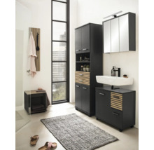 Moderní koupelna s umyvadlem, zrcadlovou skříňkou, vysokou skříní a lavicí