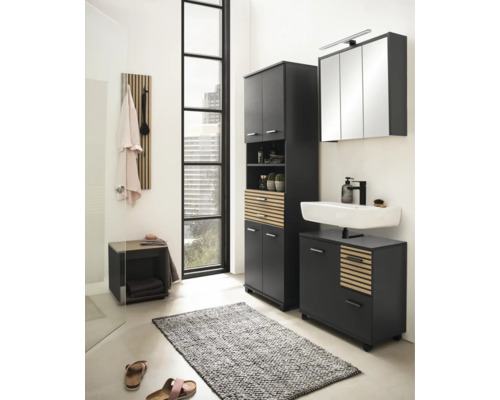 Moderní koupelna s umyvadlem, zrcadlovou skříňkou, vysokou skříní a lavicí