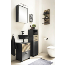 Moderní koupelna s umyvadlem, zrcadlovou skříňkou a vysokou skříní v dřevěném a kamenném dekoru