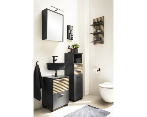 Moderní koupelna s umyvadlem, zrcadlovou skříňkou a vysokou skříní v dřevěném a kamenném dekoru