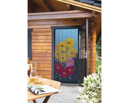Dřevěná chata s dveřním závěsem s květinovým motivem