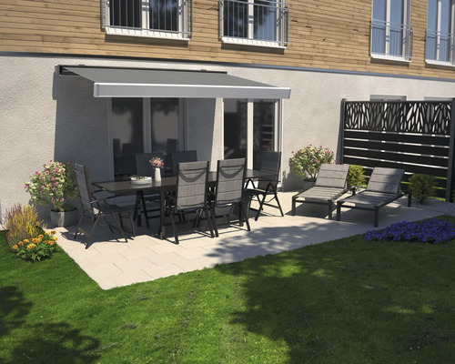 Terasa s markýzou, zahradním nábytkem a zástěnou