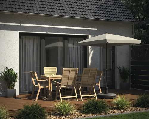 Zahradní scéna se zahradním stolem, zahradními židlemi a slunečníkem na dřevěné terase