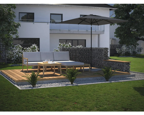 Terasa s posezením, slunečníkem a gabiony v zahradě