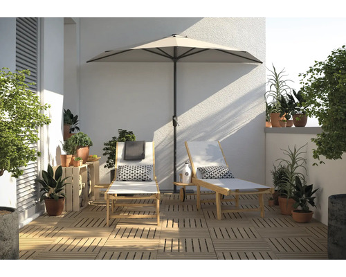 Terasa se slunečníkem, lehátky, rostlinami a terasovými dlaždicemi