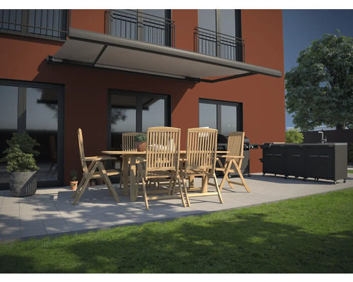 Terasa se sluneční clonou, zahradním stolem, židlemi a venkovní kuchyní před domem