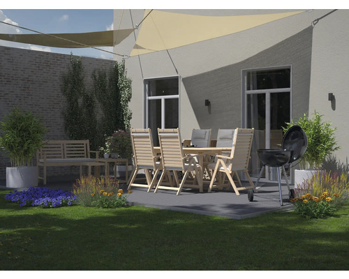 Venkovní prostor se zahradním stolem, židlemi, grilem a sluneční plachtou
