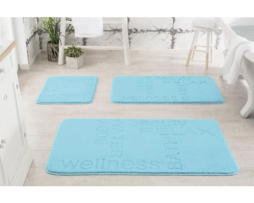 Tři světle modré koupelnové předložky s motivem wellness v koupelně