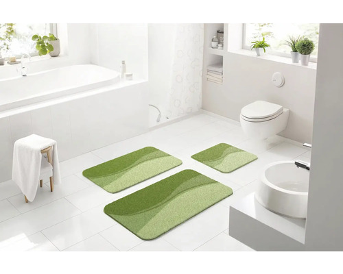 Koupelna s vanou, toaletou, umyvadlem a třídílnou zelenou koupelnovou předložkou