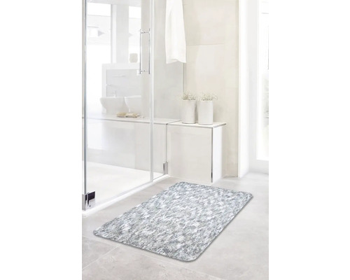 Koupelna se sprchovým koutem a koupelnovým kobercem