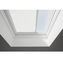 Detailní pohled na střešní okno zevnitř