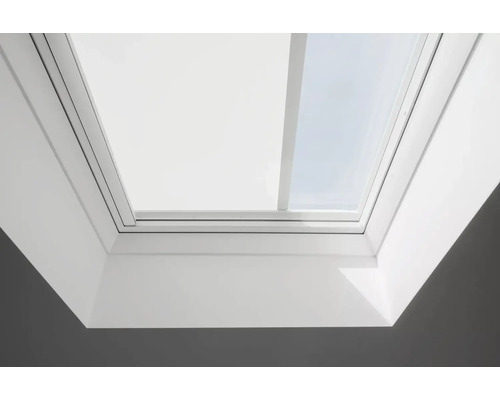 Markýza pro světlík VELUX na solární pohon MSG 060060 6090KW bílá Detailní pohled na střešní okno zevnitř