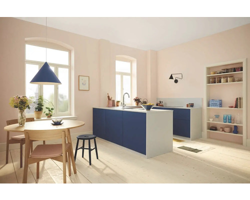 Světlá kuchyně s jídelním stolem, kuchyňským ostrovem a regálem.