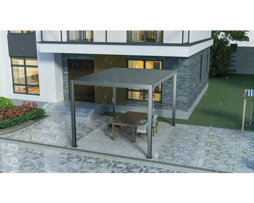Pergola se stolem a židlemi před domem