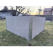 Kovový vyvýšený záhon na zahradě