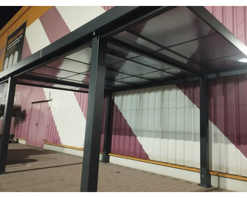 Pergola s průhlednou střechou na pozemku