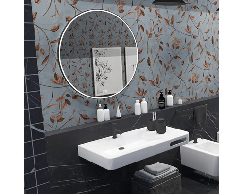 Moderní koupelna s kulatým zrcadlem, bílými umyvadly a květinovou tapetou