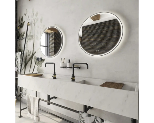 Koupelna s dvojitým umyvadlem, kulatými zrcadly s osvětlením a držákem na ručníky