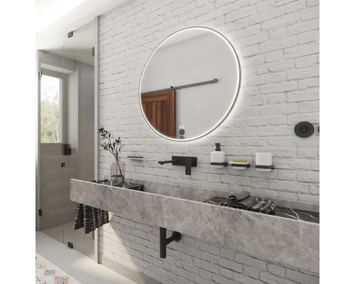 Koupelna se zrcadlem, umyvadlem a příslušenstvím před cihlovou zdí