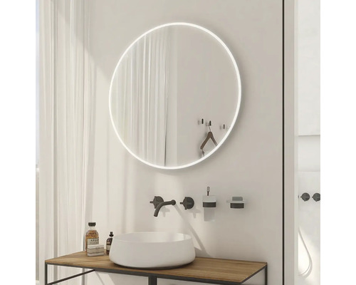 Koupelna s kulatým zrcadlem s LED osvětlením, umyvadlem a dřevěným stolem