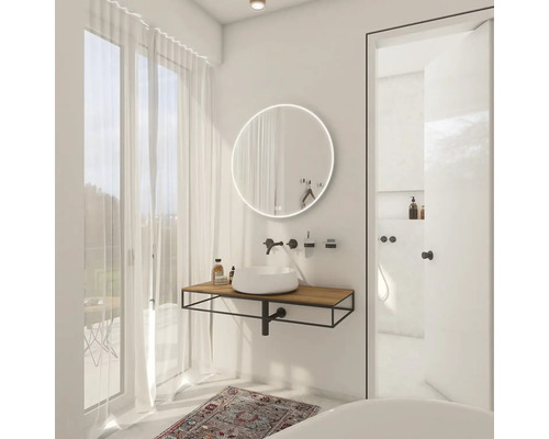 Moderní koupelna s umyvadlem, zrcadlem s osvětlením a denním světlem