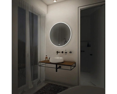 Moderní koupelna s kulatým LED zrcadlem, umyvadlem na desku a dřevěnou umyvadlovou deskou