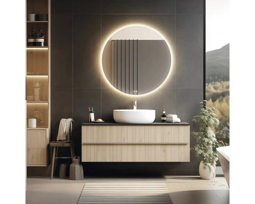 Moderní koupelna s umyvadlem, kulatým zrcadlem s osvětlením a regály