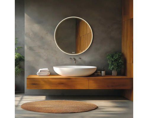 Moderní koupelna s kulatým zrcadlem, umyvadlem a ručníky