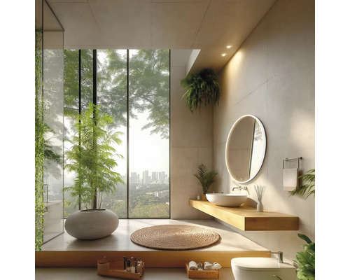 Světlá koupelna s velkým oknem, umyvadlem a kulatým zrcadlem