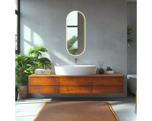 Koupelna s umyvadlem, skříňkou a osvětleným zrcadlem