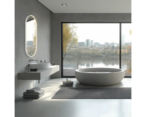 Světlá koupelna s vanou, umyvadlem, zrcadlem a oknem s výhledem na město u jezera