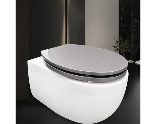 Závěsný záchod s šedým víkem v koupelně