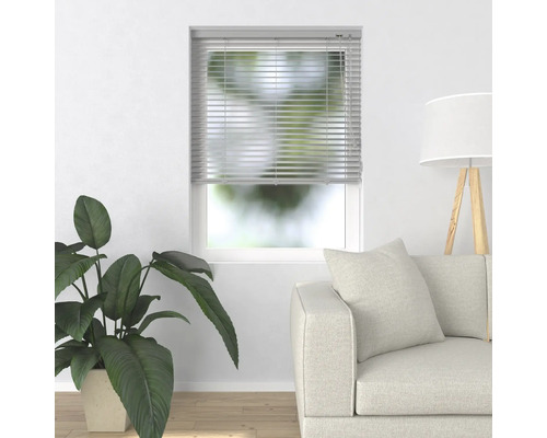 Interiér s oknem a nainstalovanou žaluzií pro stínění