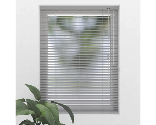 Šedá žaluzie na okně s ovládacím řetízkem