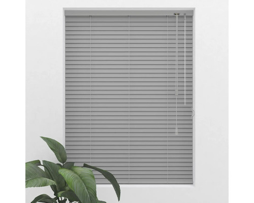 Šedé žaluzie v okně pro regulaci světla a ochranu soukromí