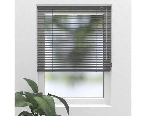 Šedé žaluzie v okně