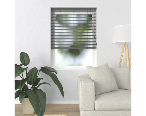 Okno s horizontálními žaluziemi v obývacím pokoji