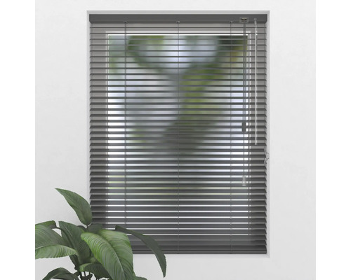 Šedá žaluzie před oknem