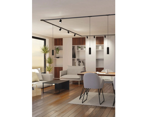 Světlý obývací pokoj s lineárním kolejnicovým systémem se spoty a závěsnými svítidly
