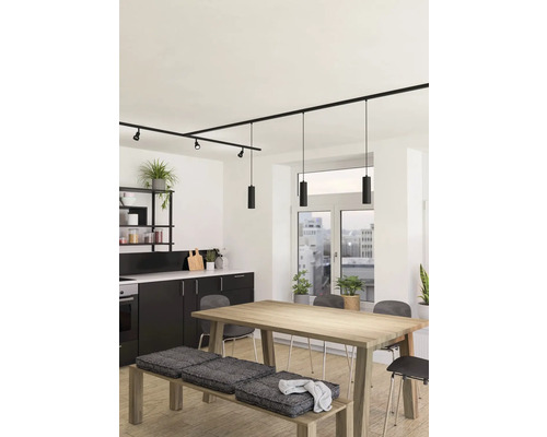 Světlá kuchyně s jídelním stolem, lavicí a černým lištovým systémem se spoty a závěsnými svítidly