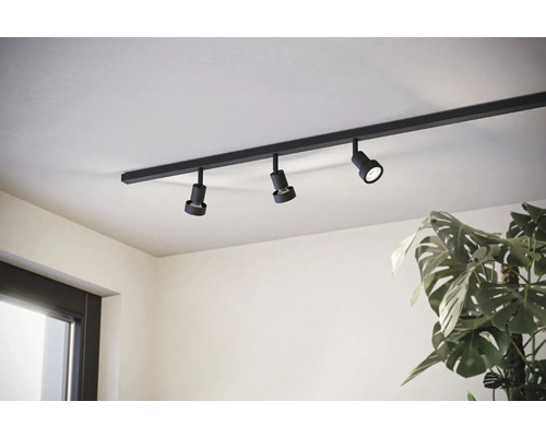 Černý kolejnicový systém se třemi bodovými světly na stropě.