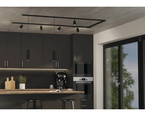 Kuchyňské osvětlení s černým kolejnicovým systémem a reflektory