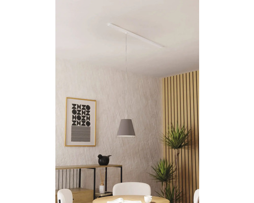 Šedé závěsné svítidlo s textilním stínidlem nad jídelním stolem