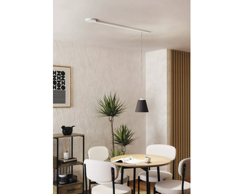 Obývací pokoj s jídelním stolem, židlemi a stropními svítidly pro světlou a příjemnou atmosféru