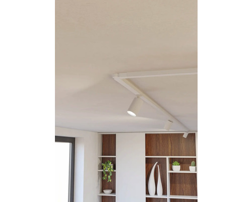 Interiér s stropním svítidlem a policovým prvkem